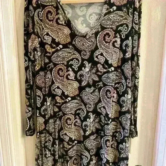 Pompano Women’s paisley tunic in size Large. V neck and very flattering. - Picture 3 of 4